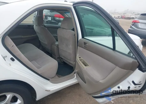 2003 Toyota Camry Le z USA, uszkodzony, nr VIN 4T1BE32K13U254254